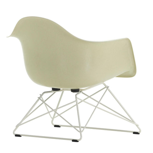 Eames Armchair in Fiberglass LAR / White Base